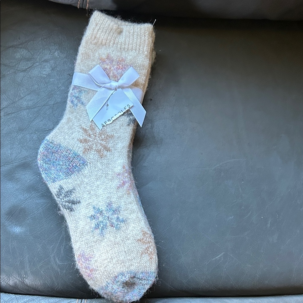 AEROSOLES Cream and Blue Patterned Socks